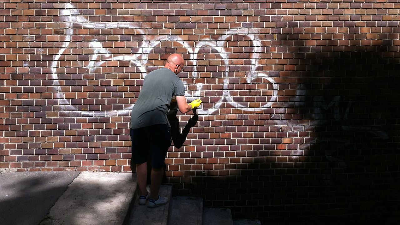 Graffitik, falfirkák eltávolítása